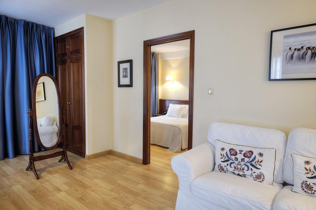 Hotel Y Apartamentos Arias Навия Экстерьер фото