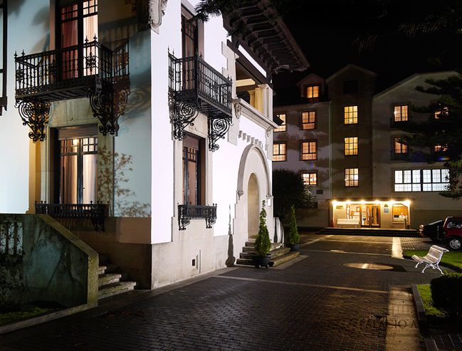 Hotel Y Apartamentos Arias Навия Экстерьер фото
