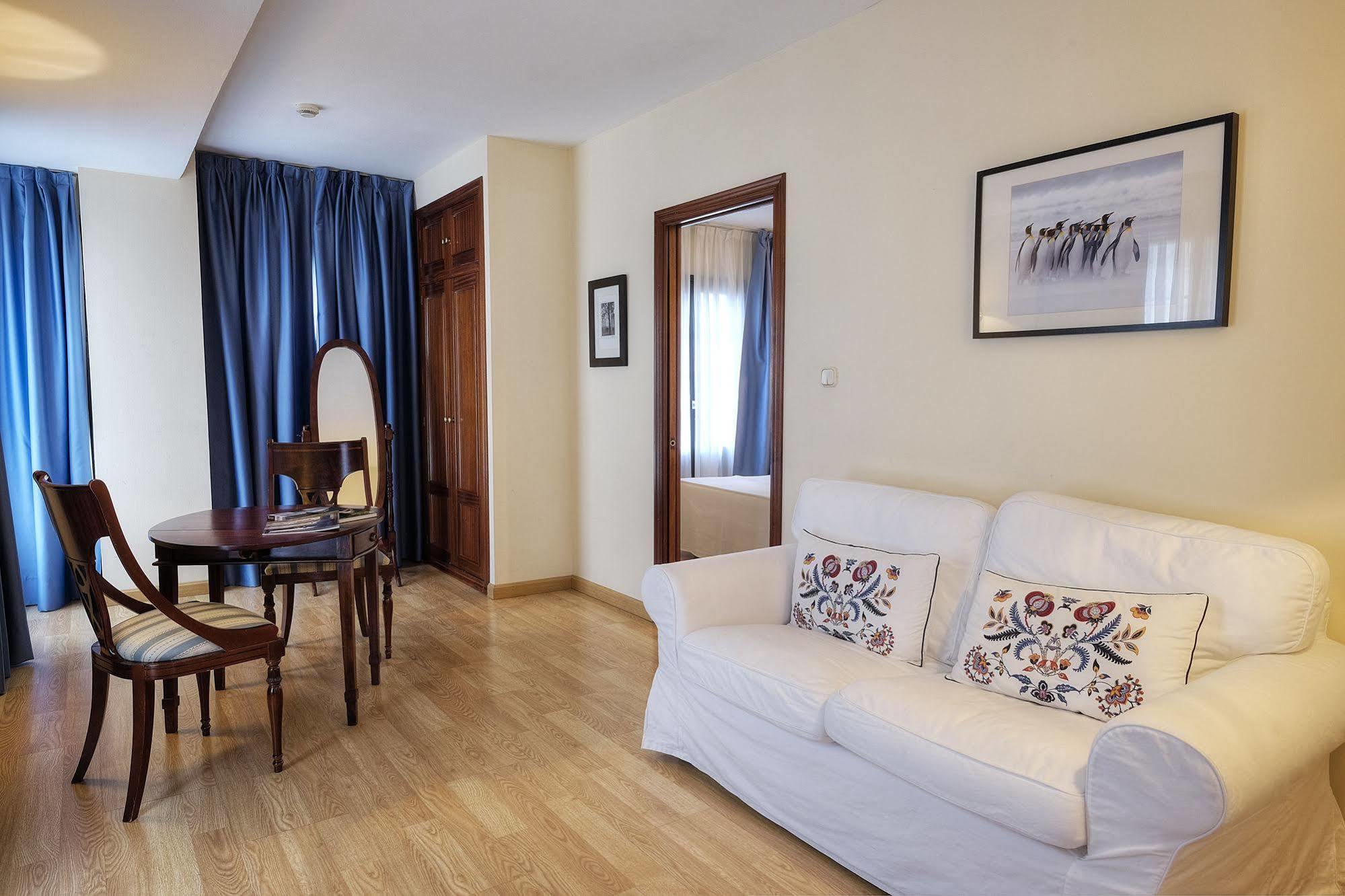 Hotel Y Apartamentos Arias Навия Экстерьер фото