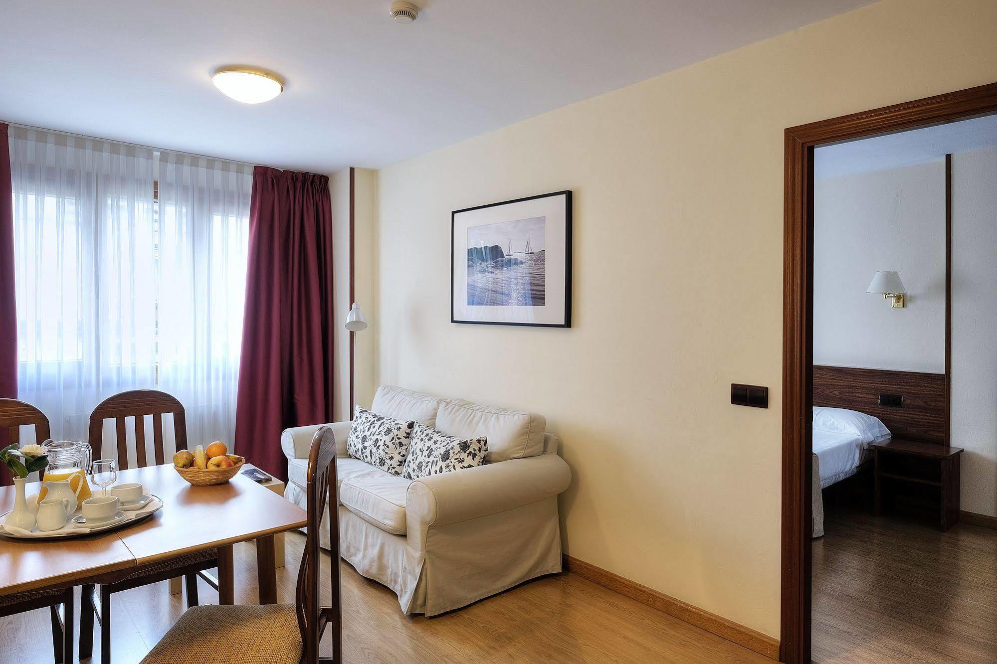 Hotel Y Apartamentos Arias Навия Экстерьер фото