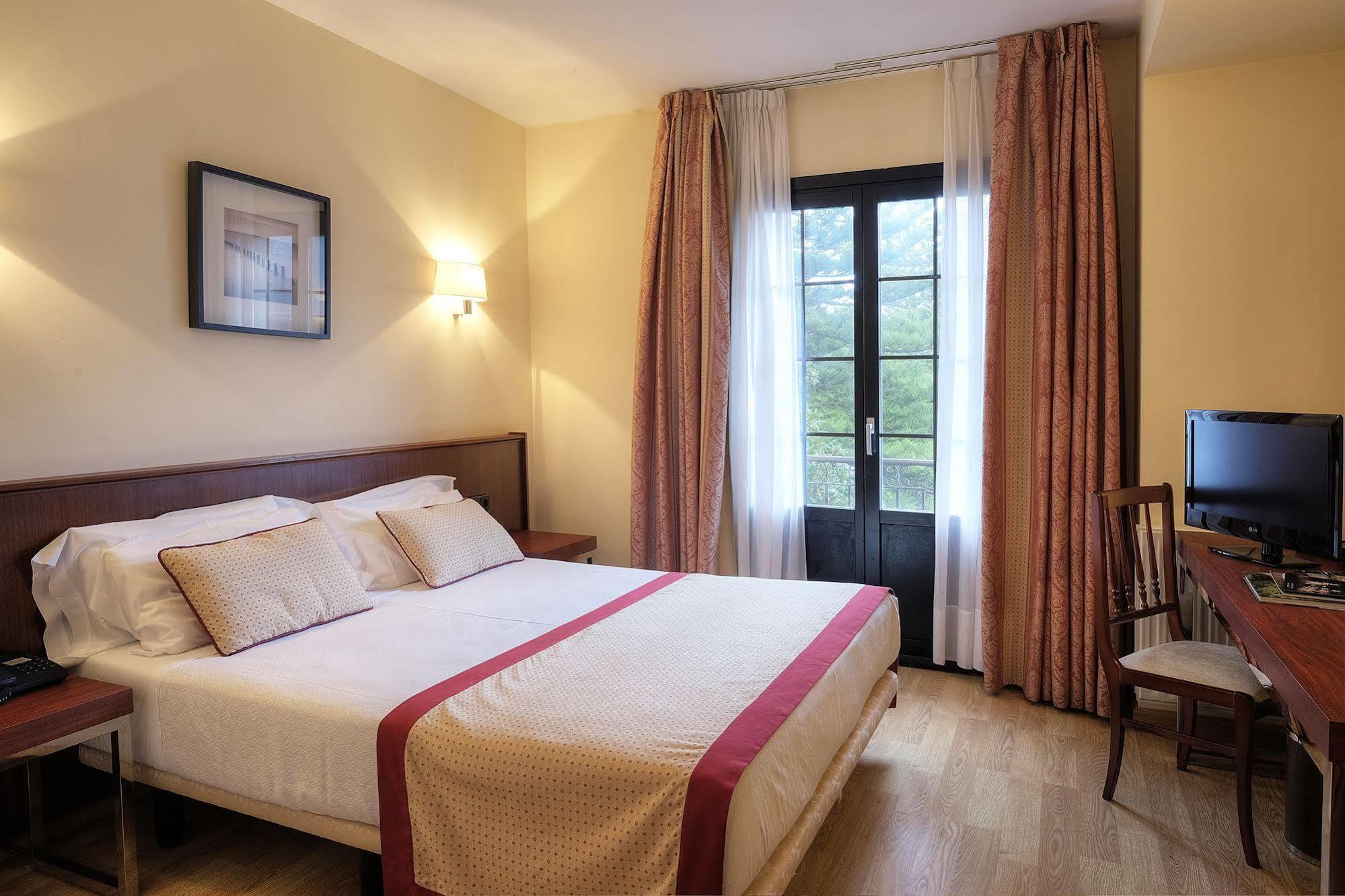 Hotel Y Apartamentos Arias Навия Экстерьер фото