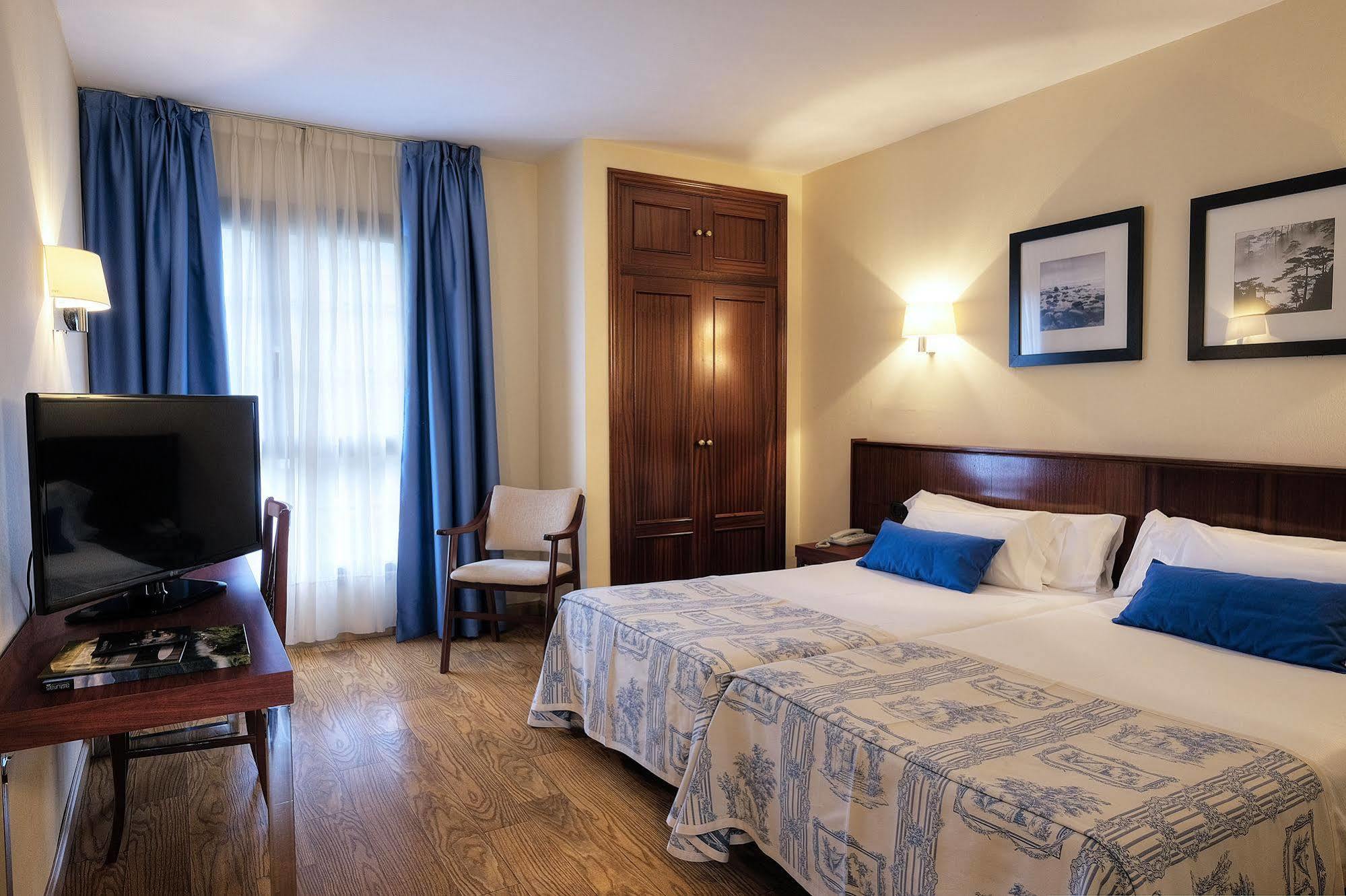 Hotel Y Apartamentos Arias Навия Экстерьер фото