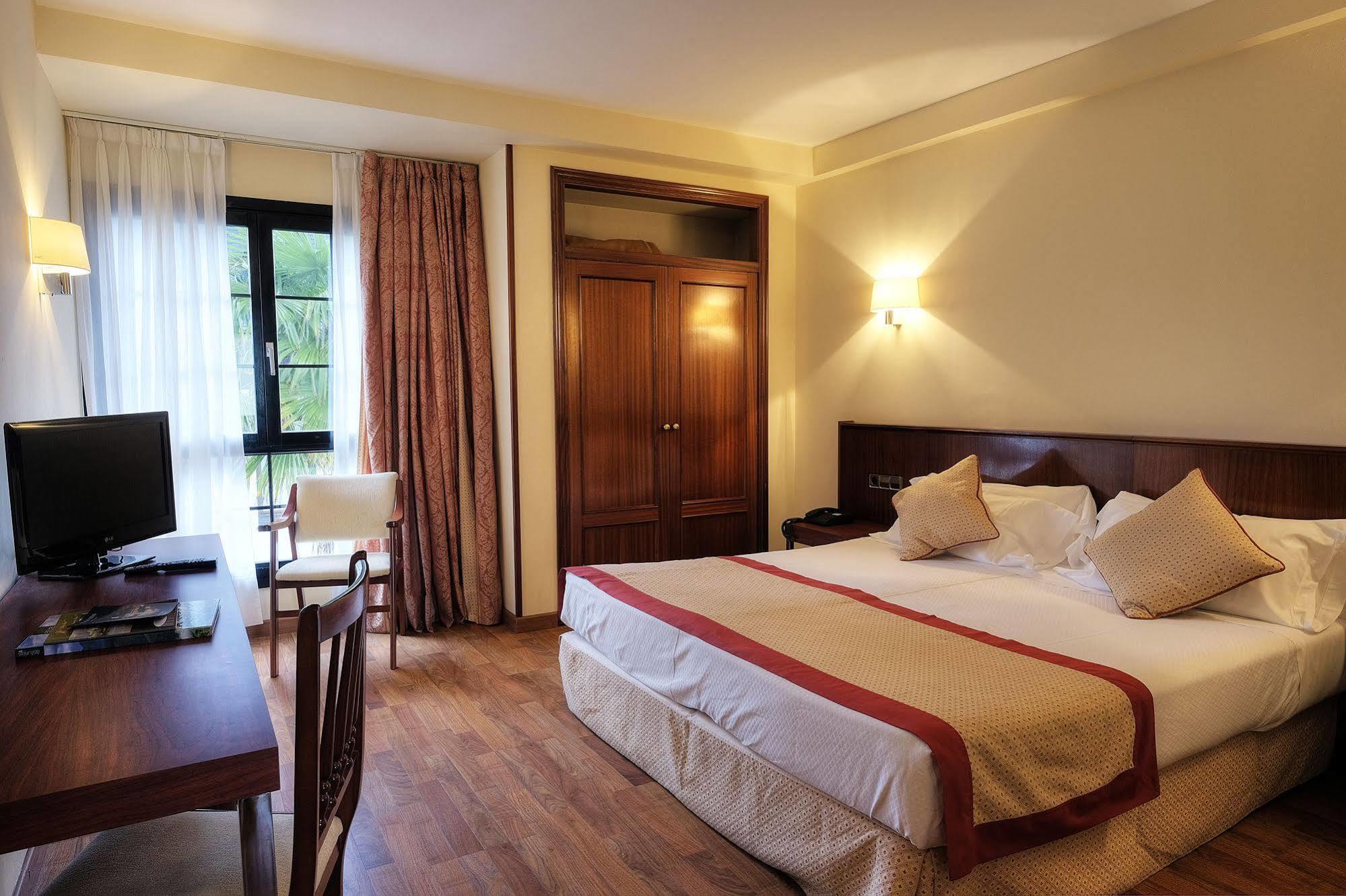 Hotel Y Apartamentos Arias Навия Экстерьер фото