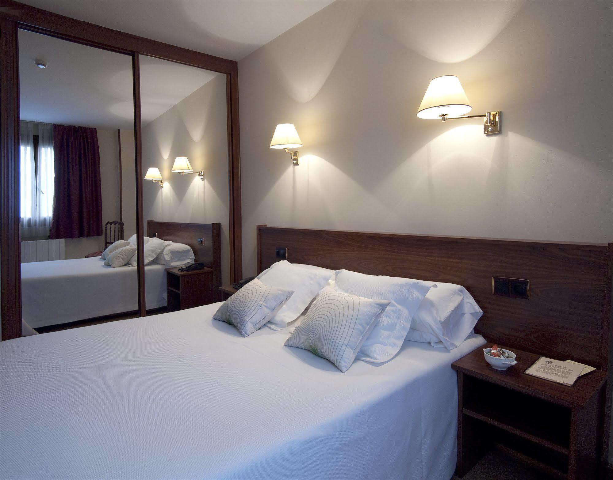 Hotel Y Apartamentos Arias Навия Номер фото
