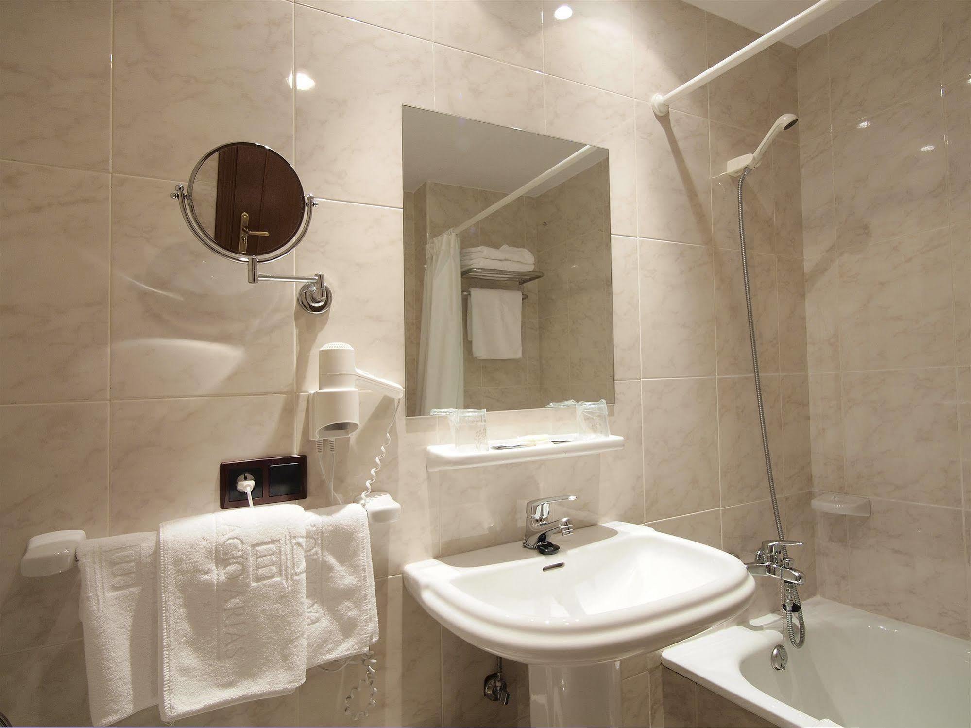 Hotel Y Apartamentos Arias Навия Номер фото