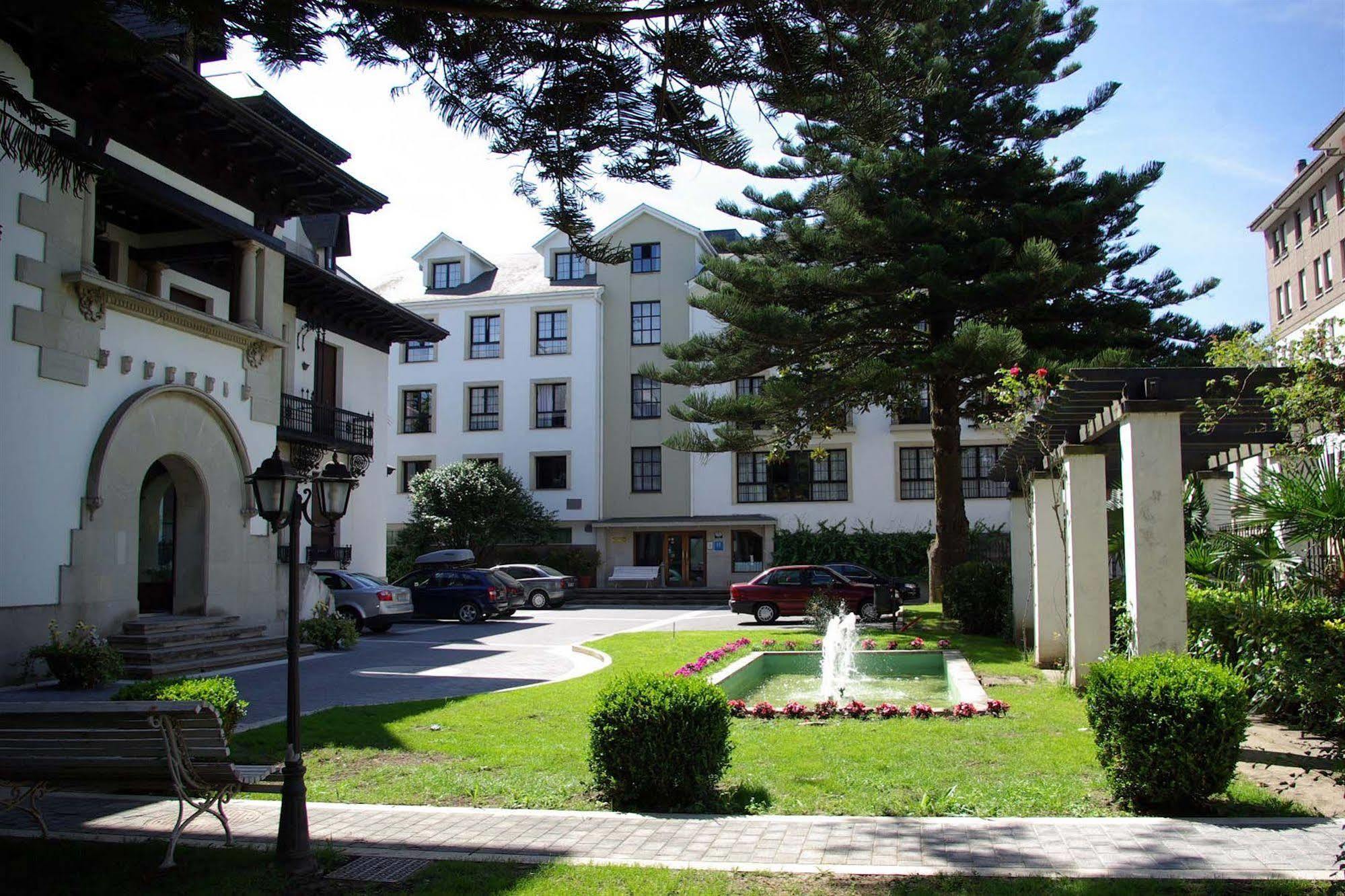 Hotel Y Apartamentos Arias Навия Экстерьер фото